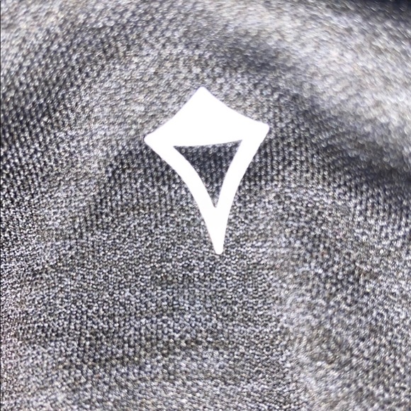 Long sleeve athletic T-shirt with hood from Ivivva - Picture 5 of 5